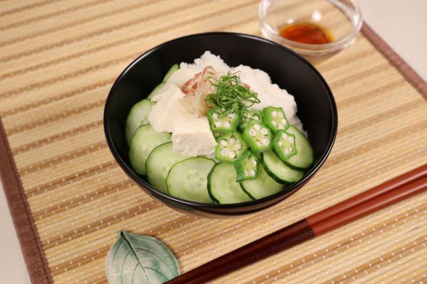 シャキシャキ＆ねばねば！さっぱり野菜と豆腐ののっけ丼の写真